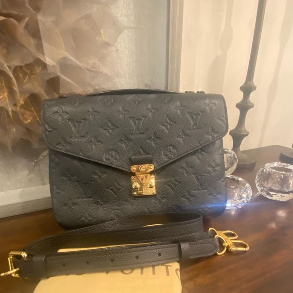 SOLD OUT”””””Louis Vuitton pochette metis empreint